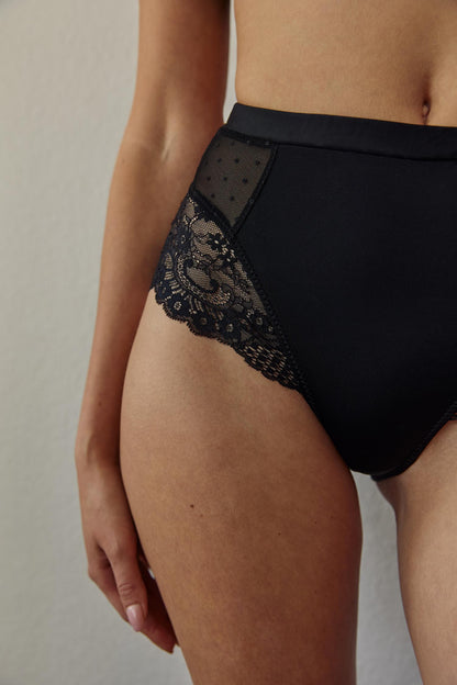 CLASSIC PANTIES WITH A HIGH WAISTLINE